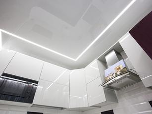 Глянцевый натяжной потолок на кухню 11,5 м2