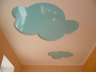 Натяжной потолок двухуровневый с облаками в детской комнате