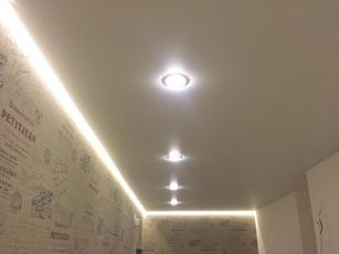 Парящий натяжной потолок с подсветкой в прихожей 9 кв м