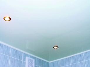 Глянцевый натяжной потолок в ванной 14м2