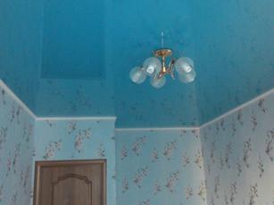 Натяжные потолки голубого цвета