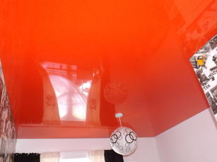 Оранжевый глянцевый потолок в детскую 8.7 м2