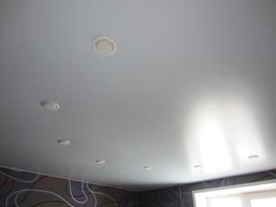Матовый потолок с полукругом из светильников в детскую 9.1 м2