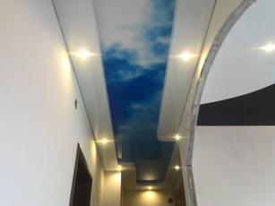 Двухуровневый потолок с фотопечатью в прихожую 10 м2