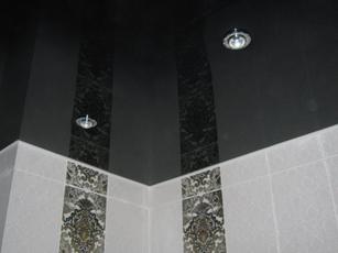 Черный глянцевый потолок в ванной 10.3 м2