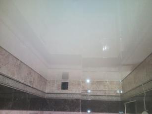 Глянцевый потолок в ванную 11 м2