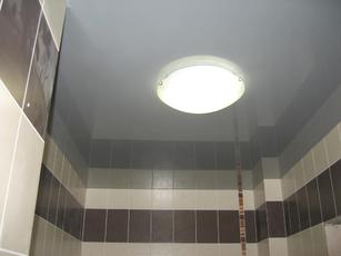 Глянцевый серый потолок в ванную 4.2 м2