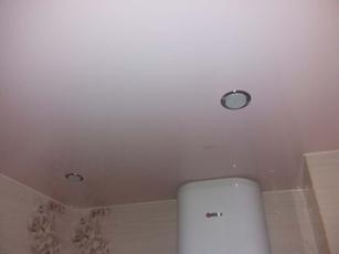 Глянцевый потолок в ванную 9.5 м2