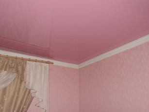 Натяжные потолки розового цвета