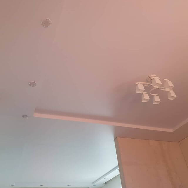 Двухуровневый натяжной потолок в кухне-гостиной