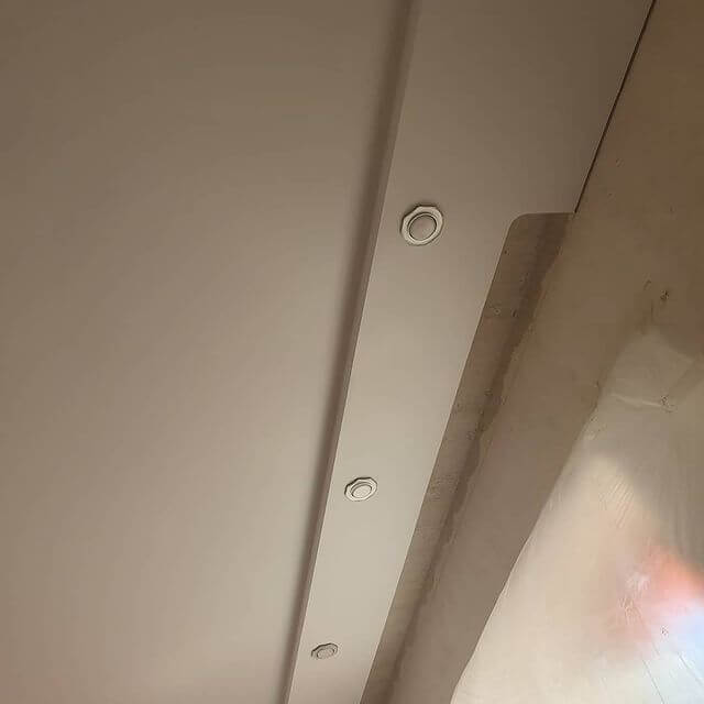 Двухуровневый натяжной потолок в кухне-гостиной
